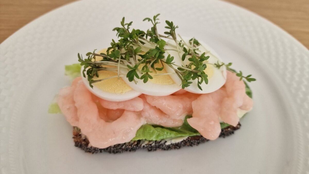smorrebrod med aeg og rejer