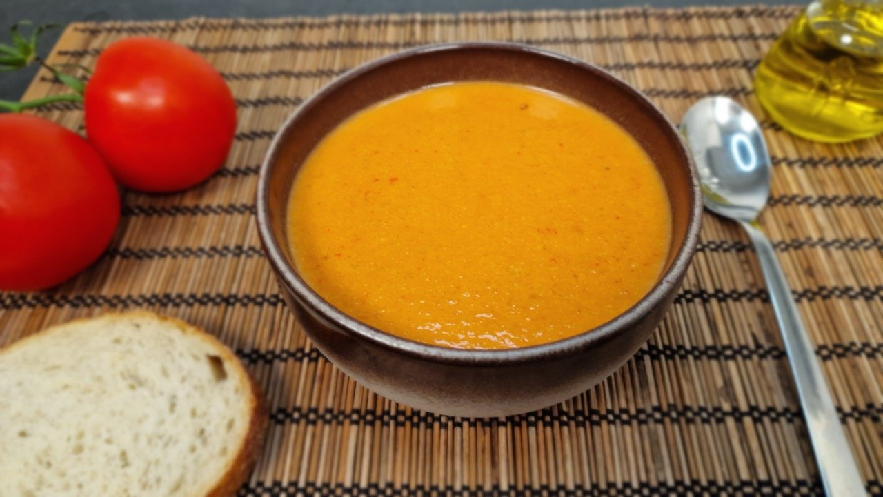 Autentisk andalusisk gazpacho klar til servering (udvalgt billede)