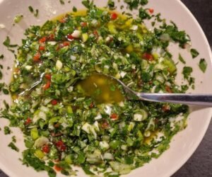Skål med hjemmelavet chimichurri (udvalgt billede)