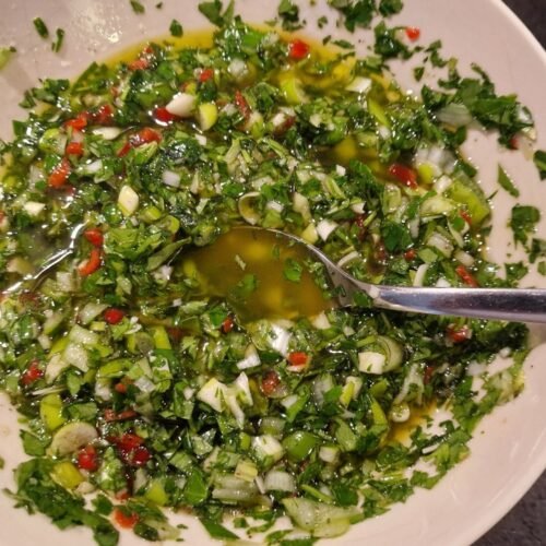 Skål med hjemmelavet chimichurri (udvalgt billede)