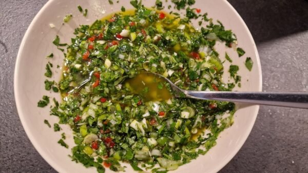 Skål med hjemmelavet chimichurri (udvalgt billede)