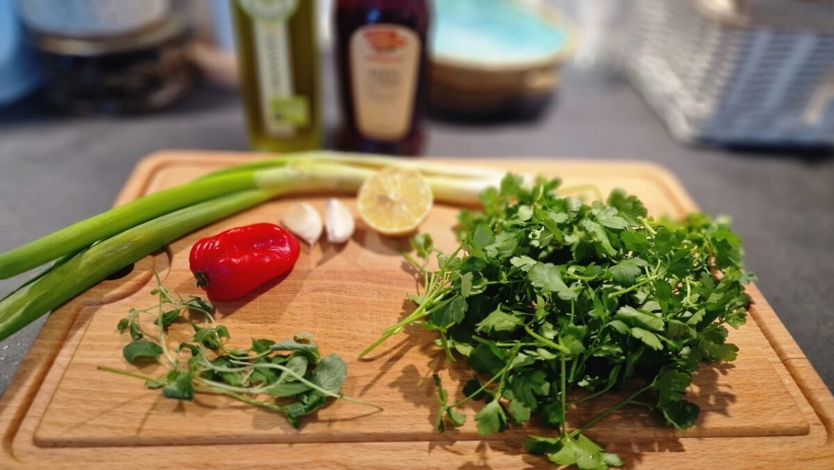 Persille, forårsløg, oregano, chili, hvidløg, olivenolie, citron og eddike til chimichurri