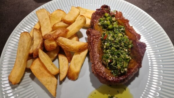 chimichurri-med-sirloinsteak.jpeg — Chimichurri serveret på en sirloinsteak