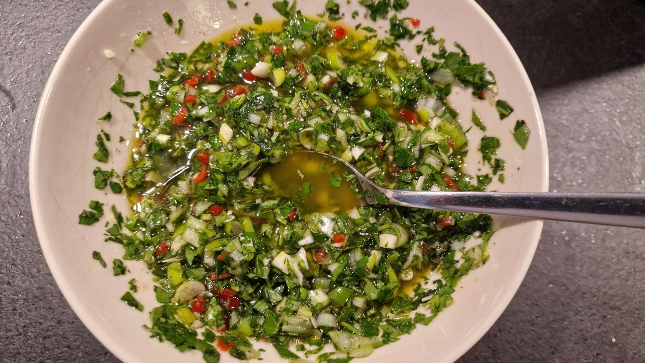 Skål med hjemmelavet chimichurri (udvalgt billede)