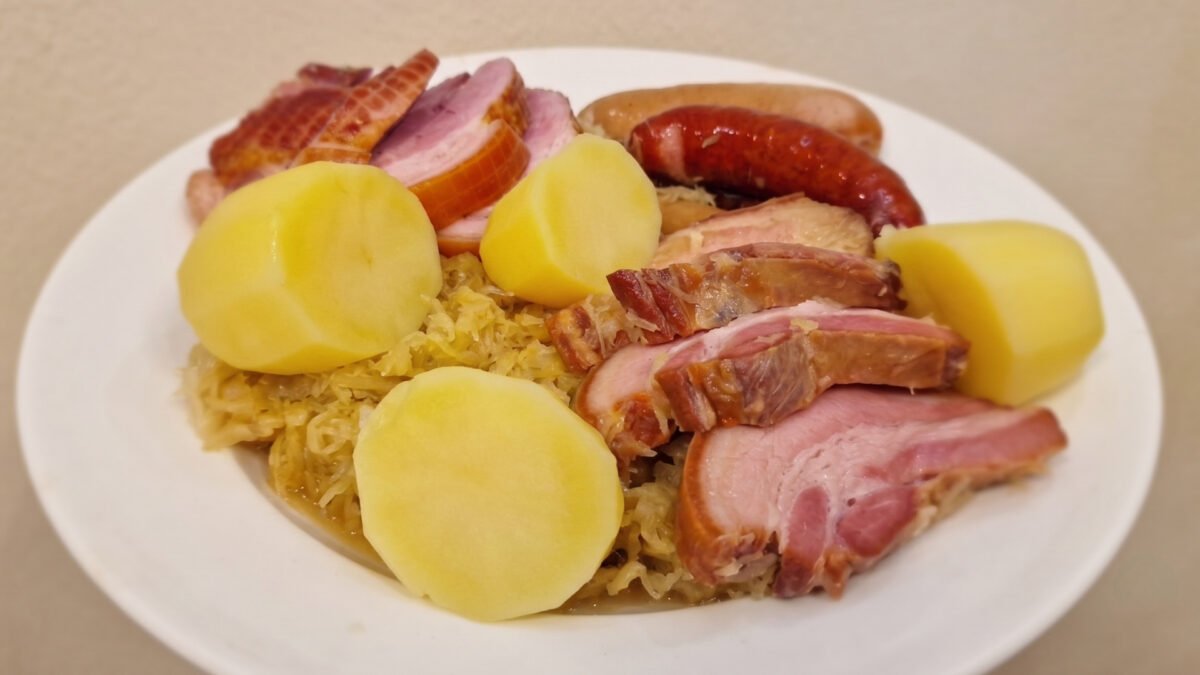 Choucroute garnie anrettet med surkål, kød, pølser og kartofler