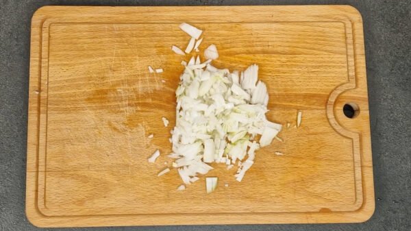 Løg hakkes fint til choucroute garnie