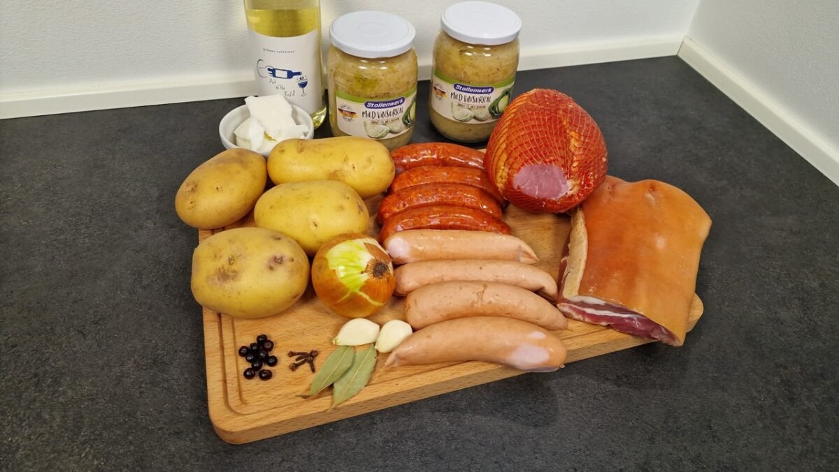 Ingredienser til choucroute garnie med surkål, røget kød, pølser og kartofler