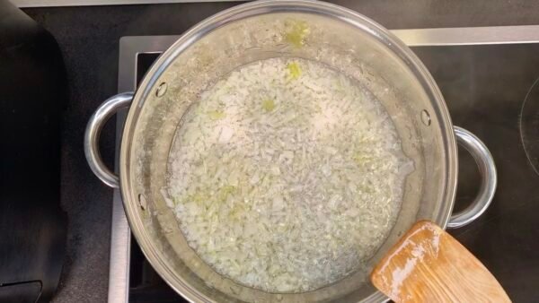Løg sauteres i animalsk fedt