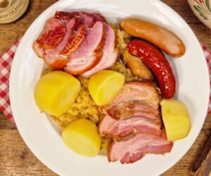 Choucroute garnie serveret med surkål, røget kød, pølser og kartofler