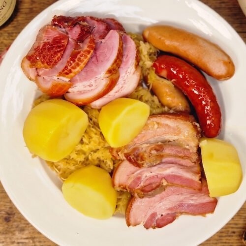 Choucroute garnie serveret med surkål, røget kød, pølser og kartofler