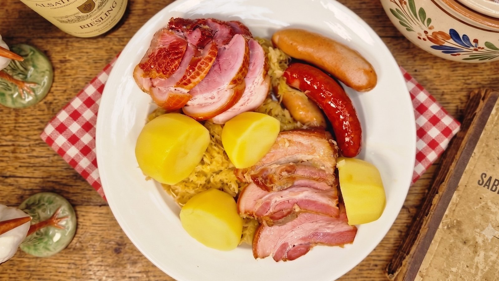 Choucroute garnie serveret med surkål, røget kød, pølser og kartofler