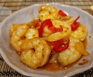 Nærbillede af gambas pil pil med rejer i olie med hvidløg og paprika