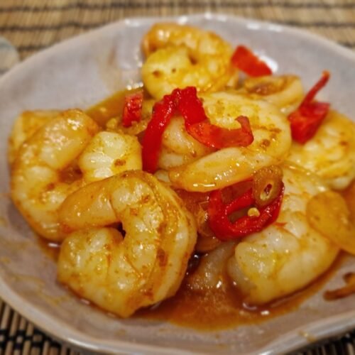Nærbillede af gambas pil pil med rejer i olie med hvidløg og paprika