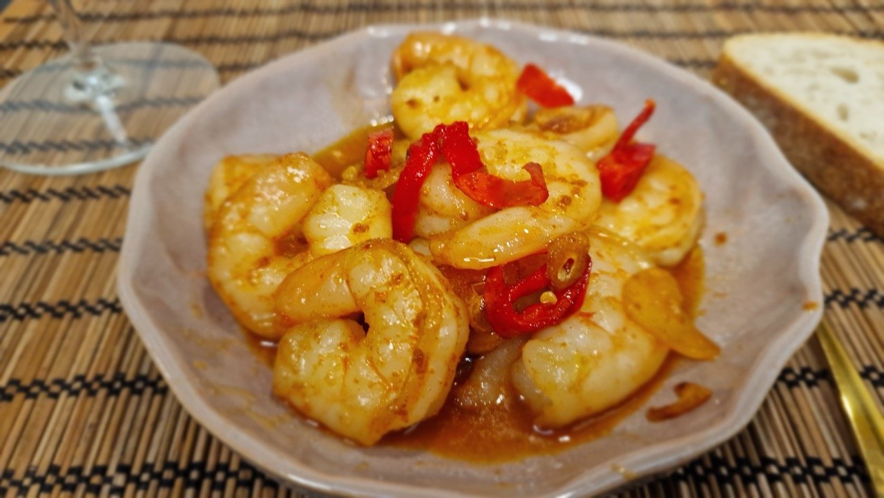 Nærbillede af gambas pil pil med rejer i olie med hvidløg og paprika