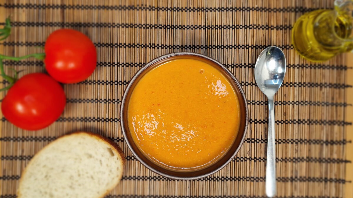 Kold gazpacho set oppefra (artikelbillede)