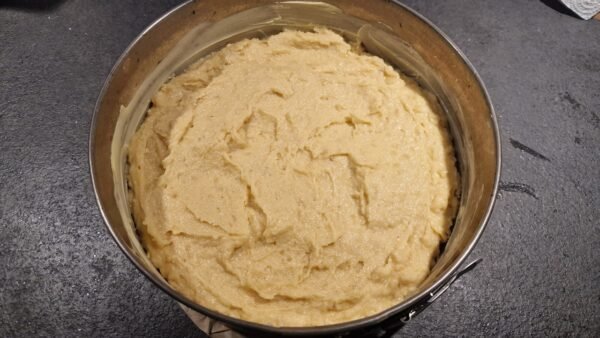 Dej til glutenfri mazarinkage i springformen inden bagning
