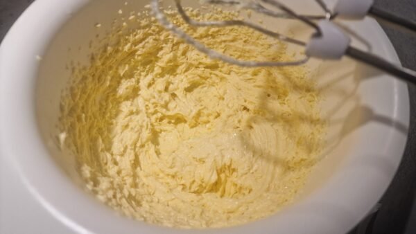 Smør og sukker piskes luftigt til glutenfri mazarinkage