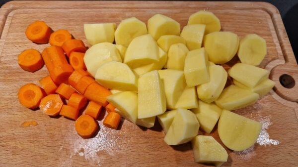 Kartofler og gulerødder gøres klar til kaningryden