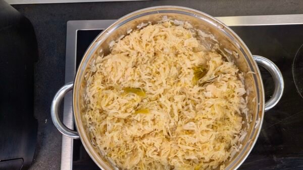 Surkål simrer med vin og krydderier