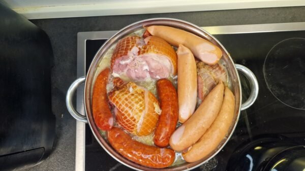 Pølser og frankfurtere simrer sammen med surkålen