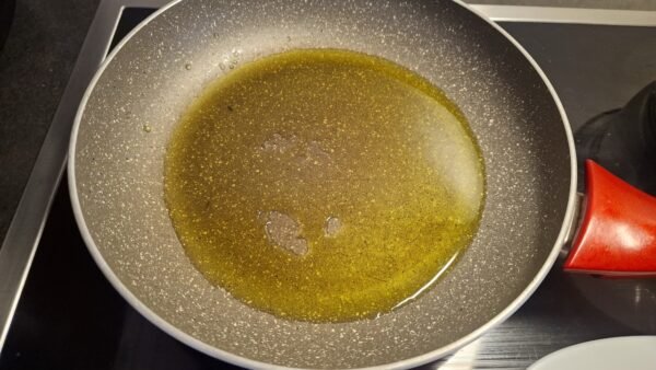 Tilberedning af gambas al ajillo, trin 1