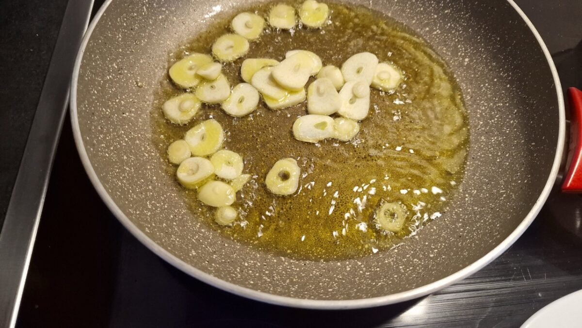 Tilberedning af gambas al ajillo, trin 2