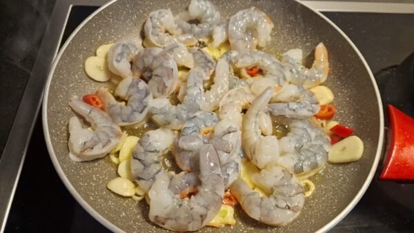 Tilberedning af gambas al ajillo, trin 3