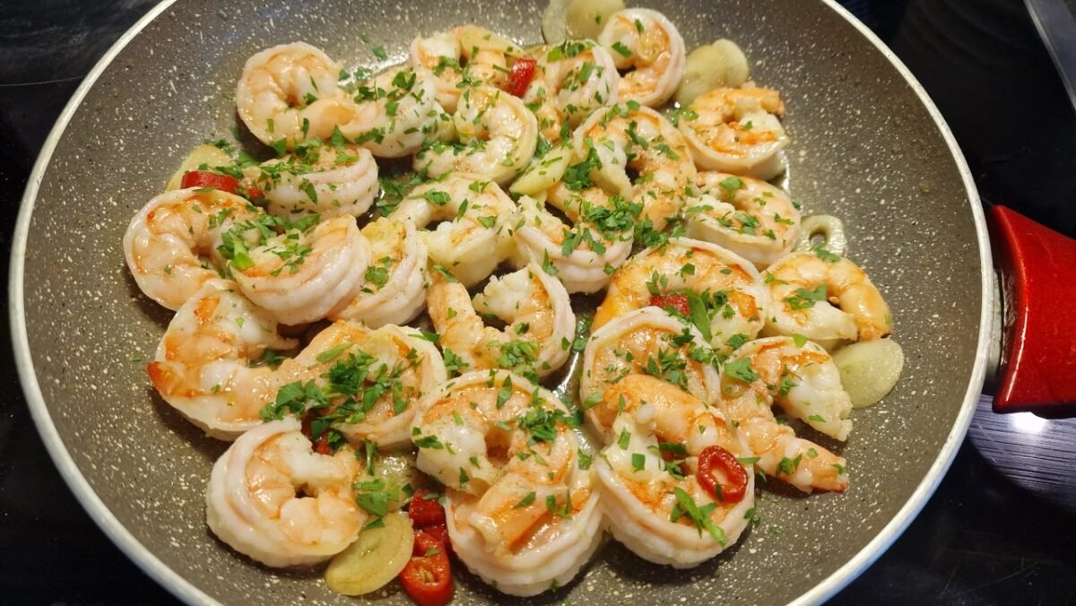 Tilberedning af gambas al ajillo, trin 5