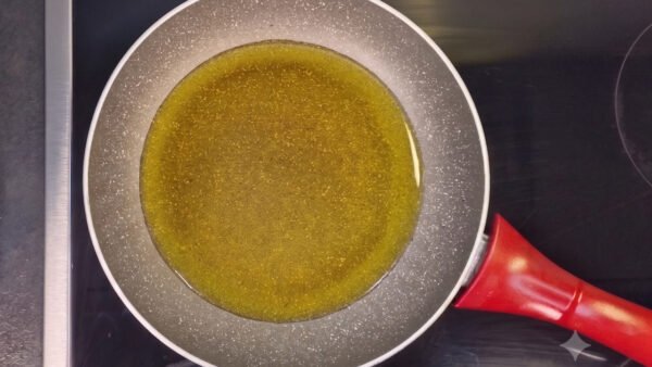 Ekstra jomfruolivenolie varmes op på en pande