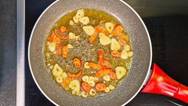 Hvidløg og chili steger i olivenolie
