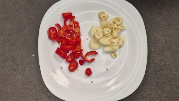 Chili og hvidløg i skiver til opskriften