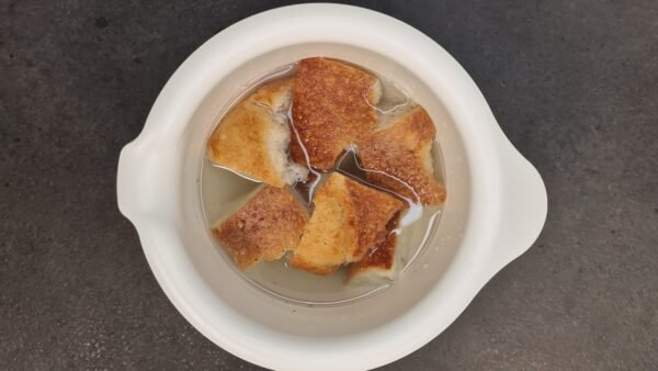Tørt brød lægges i blød i vand til gazpacho