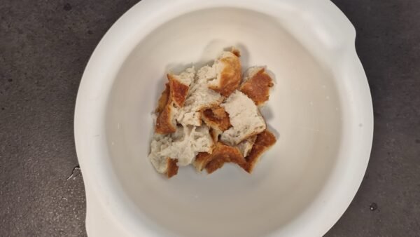 Udblødt brød presses fri for vand inden blendning