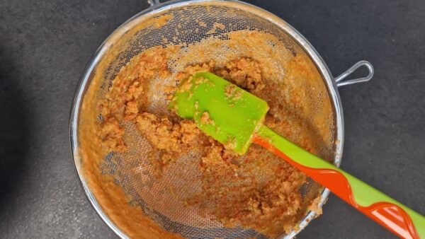 Gazpacho sies for at fjerne rester af tomatskal