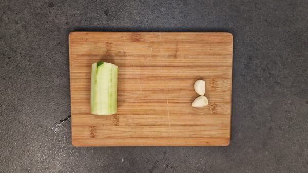 Skrællet agurk og pillede hvidløgsfed til gazpacho