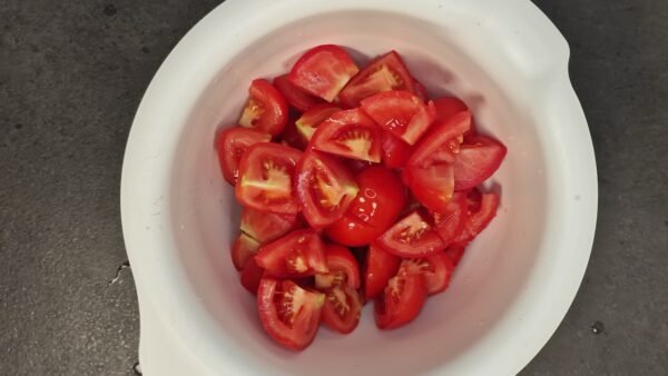 Modne tomater skæres i stykker og kommes i til gazpacho