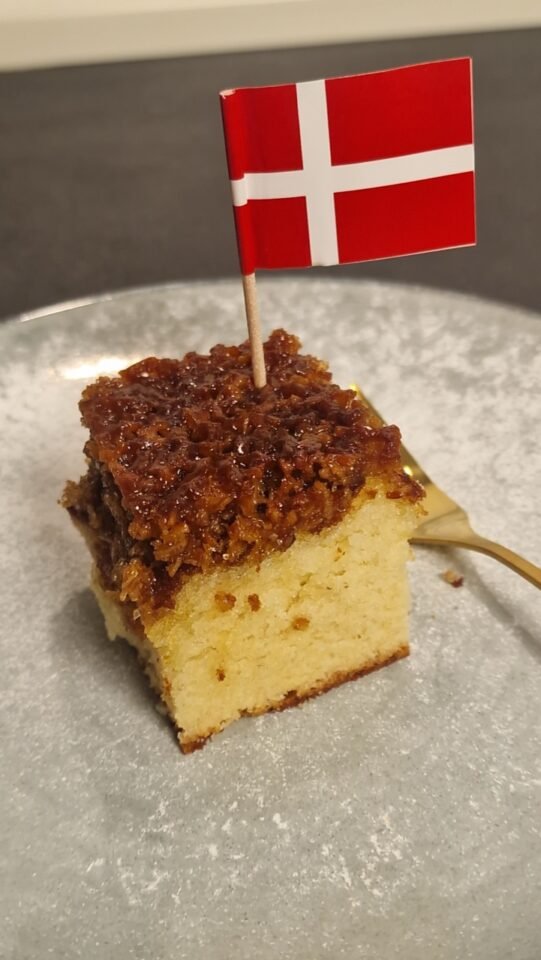 Et stykke drømmekage fra Brovst med et lille dansk flag
