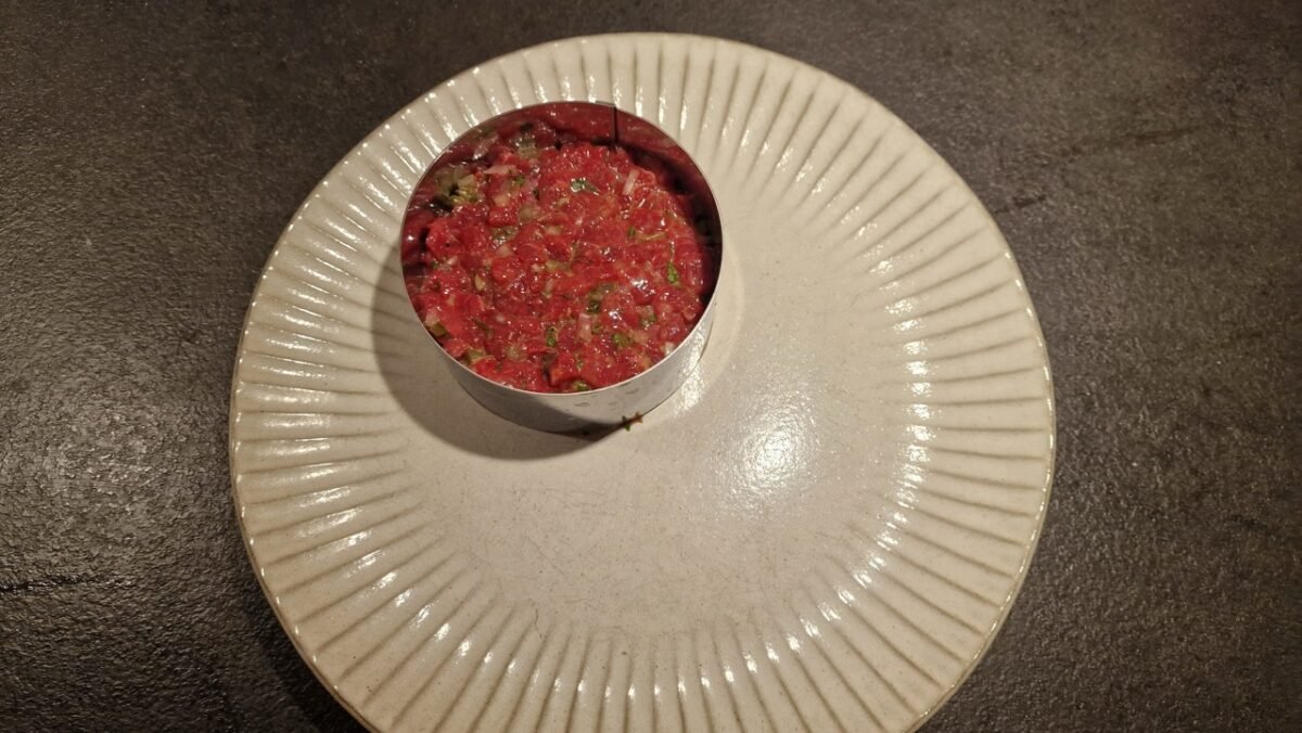 Steak tartare formes med en anretterring