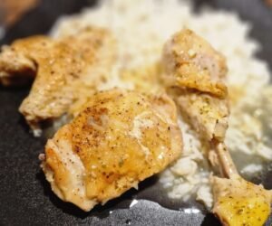 Græsk kylling med citronsauce serveret på ris