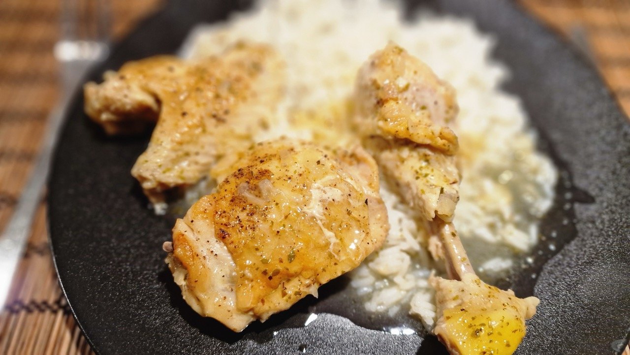 Græsk kylling med citronsauce serveret på ris