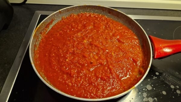 Tomatsaucen er kogt ind, før æggene tilsættes