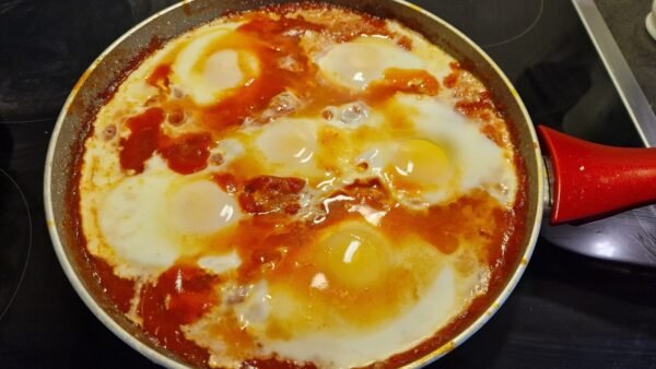 Æg tilberedt i tomatsauce på en pande