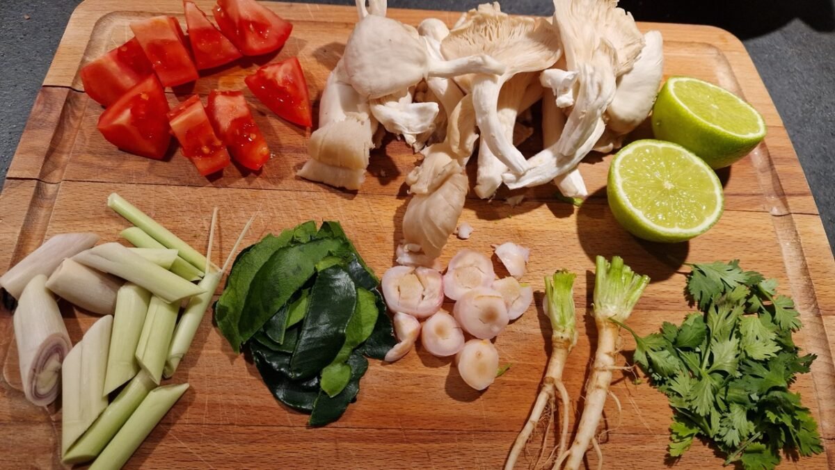 Ingredienser gøres klar til tom yum
