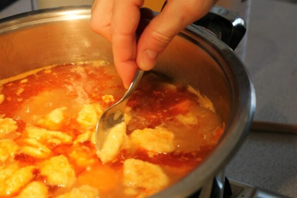 Små melboller til gullaschsuppe
