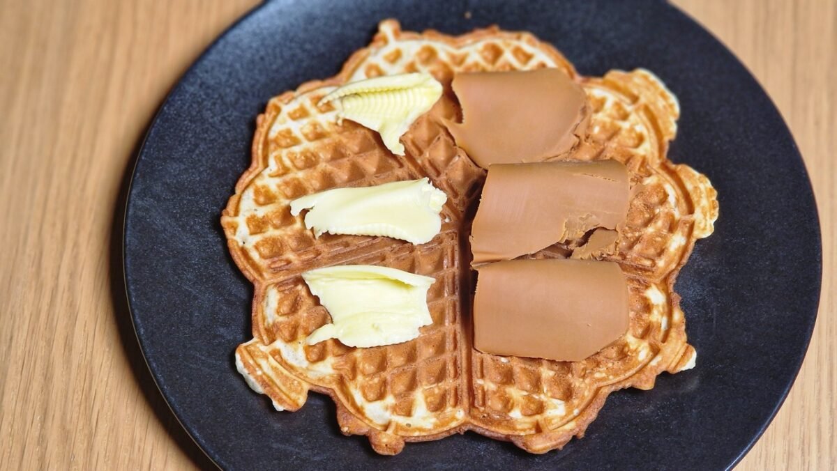 Norsk vaffel med smør og brunost