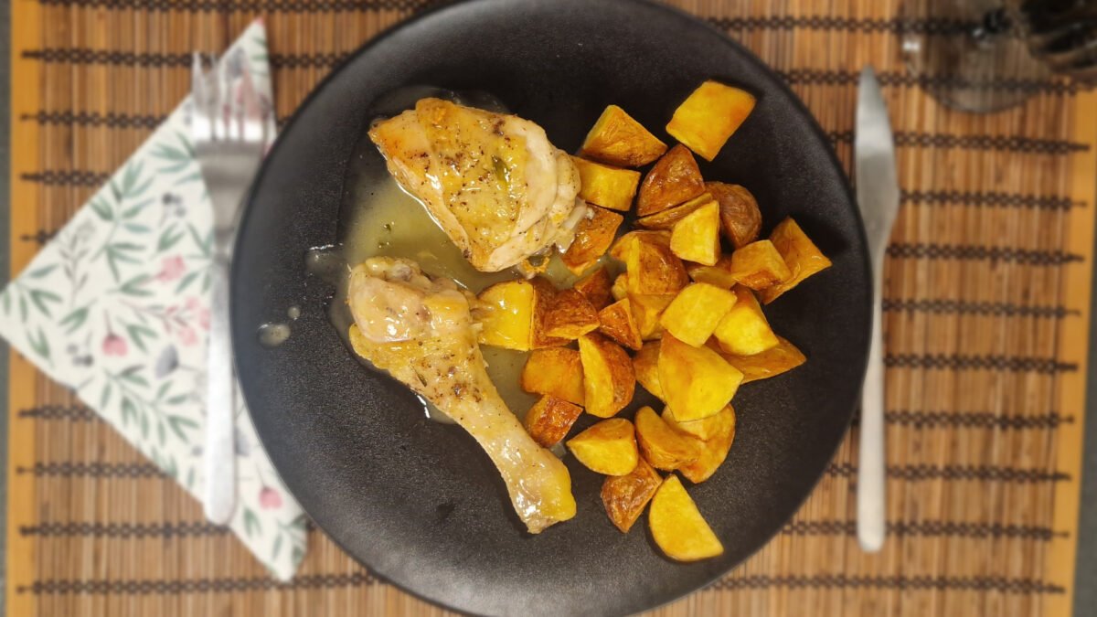Pollo al ajillo med stegte kartofler set oppefra