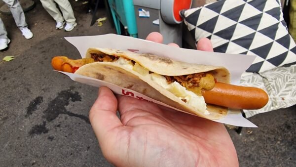 Pølse i lompe fra en gadebod med kartoffelsalat