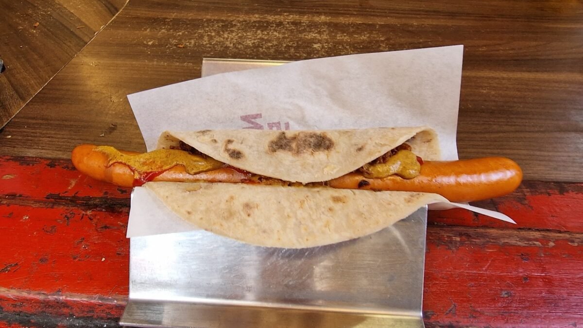 Pølse i lompe serveret hos Syverkiosken i Oslo