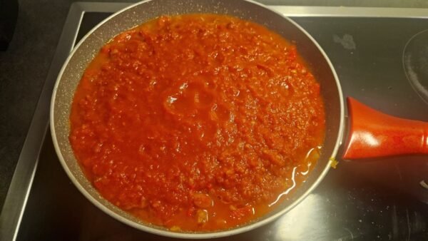 Tomatsauce koger ind i en pande