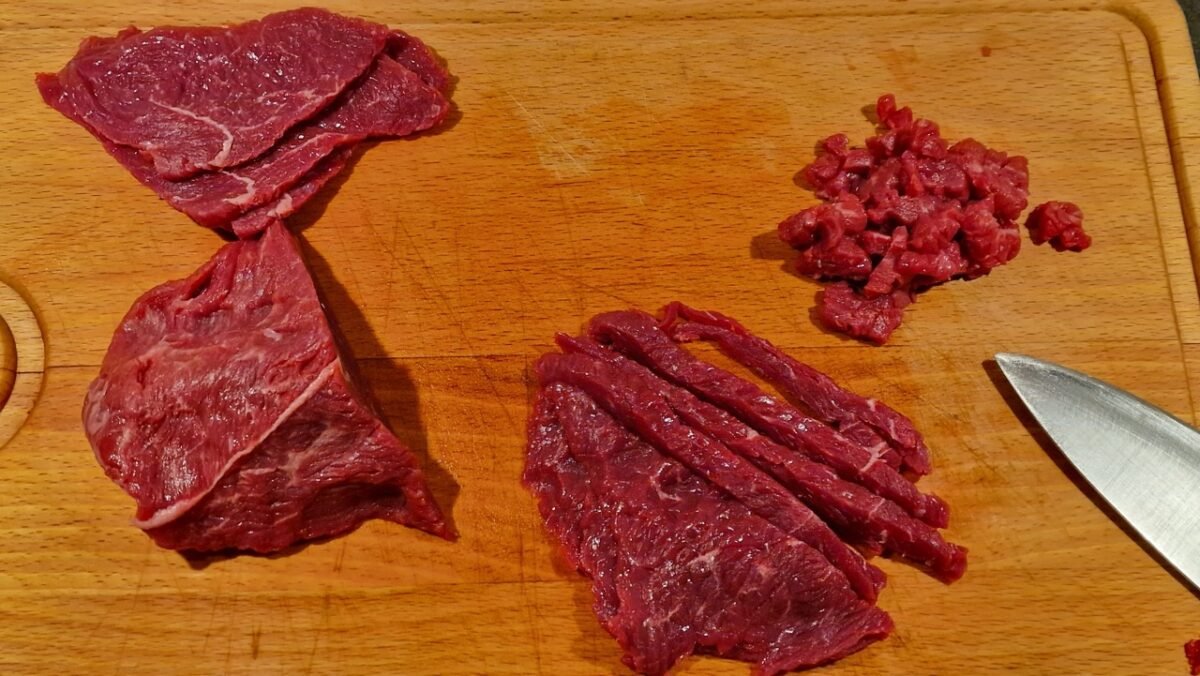 Oksekød skæres i små tern til steak tartare